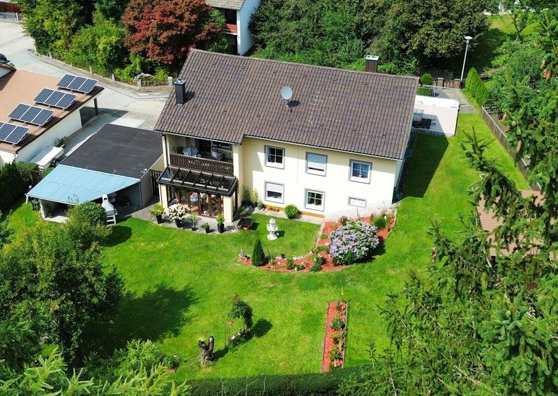 Charmantes Zweifamilienhaus mit großzügigem Garten
